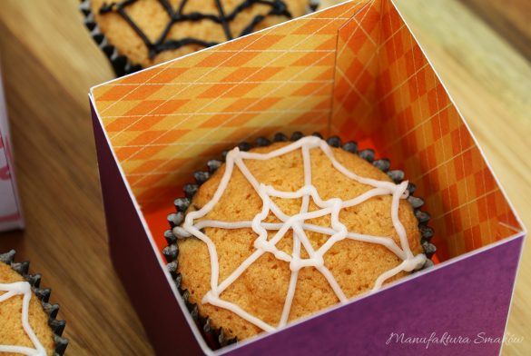 Halloweenowe babeczki z pajęczynką - babeczki waniliowe
