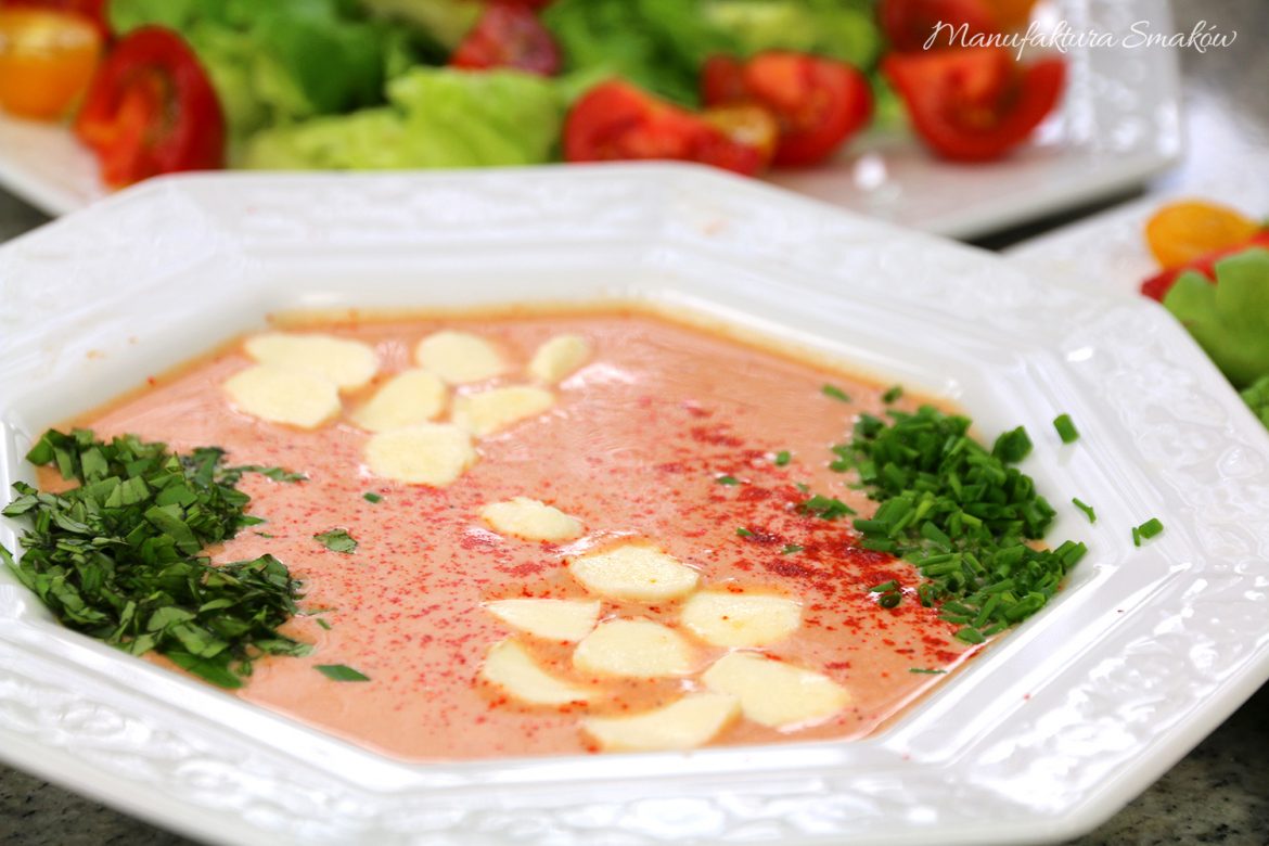 Pomidorowy chłodnik z mozzarellą