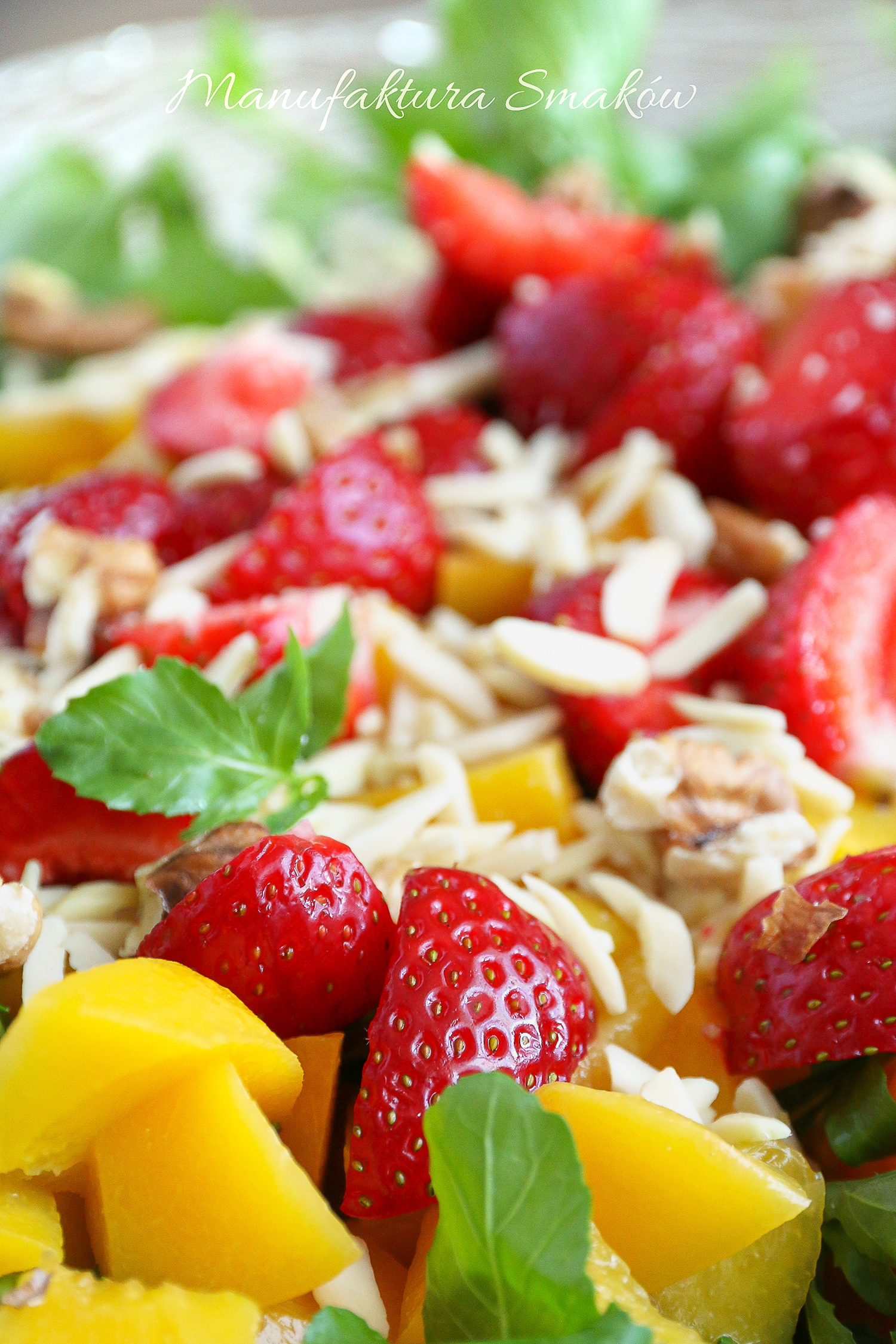 Sałatka z truskawkami, brzoskwiniami i orzechami