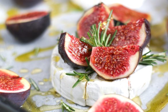 Pieczony camembert z figami i rozmarynem