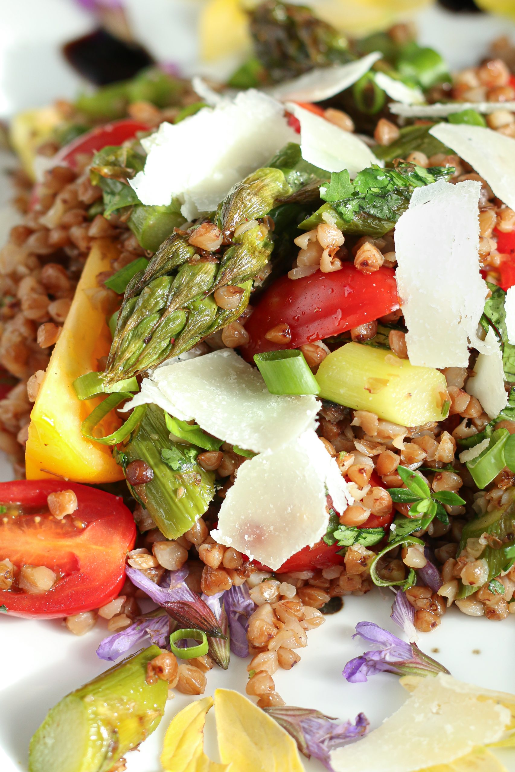 Wiosenna sałatka z kaszą gryczaną i pieczonymi szparagami